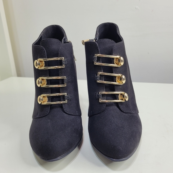 LimeLight Vittoria Black Booties with Gold Hardware Size Women's 7 - Picture 3 of 10